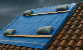 Photo Bâchage d'urgence après fuite de toiture à Béziers : étapes, délais, tarifs